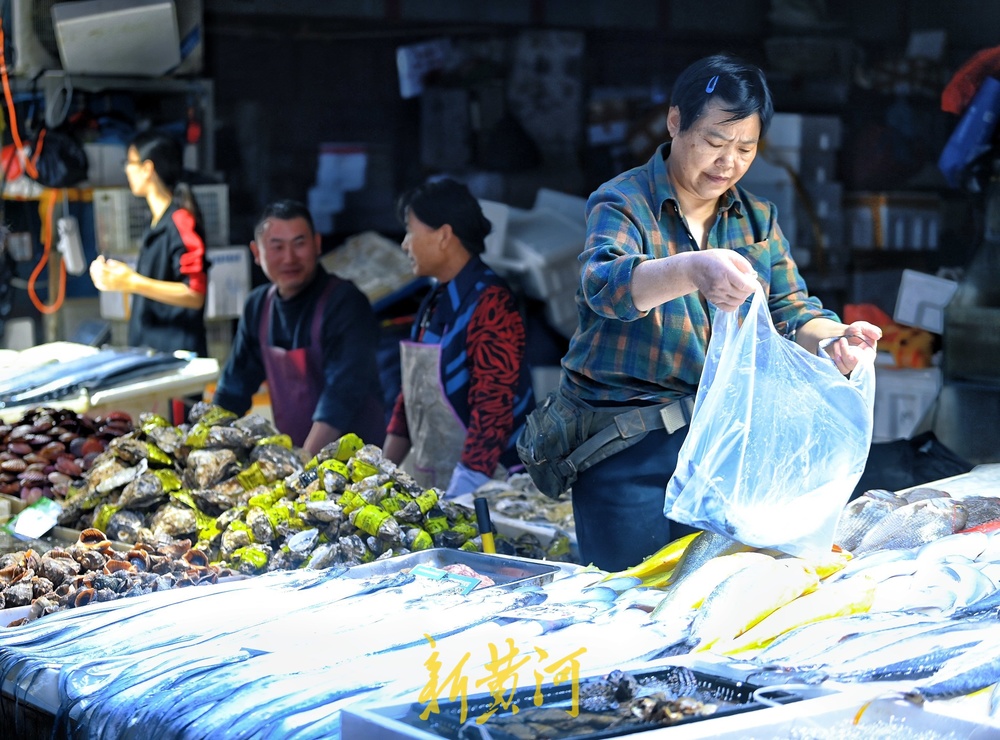 国庆中秋双节临近,济南海鲜市场一片繁忙