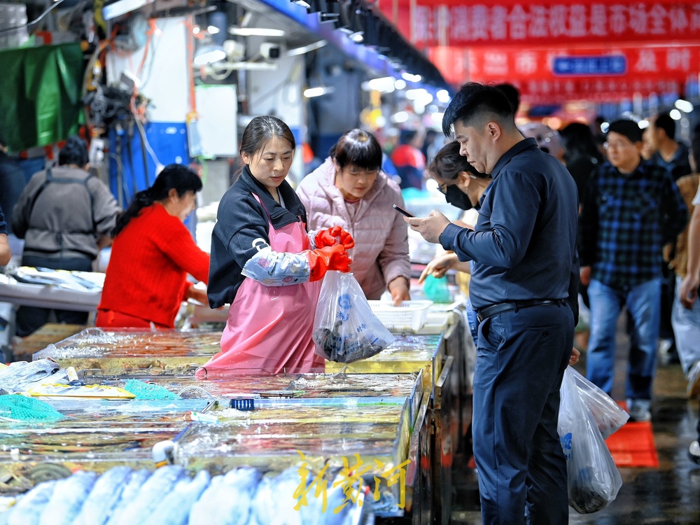 国庆中秋双节临近,济南海鲜市场一片繁忙