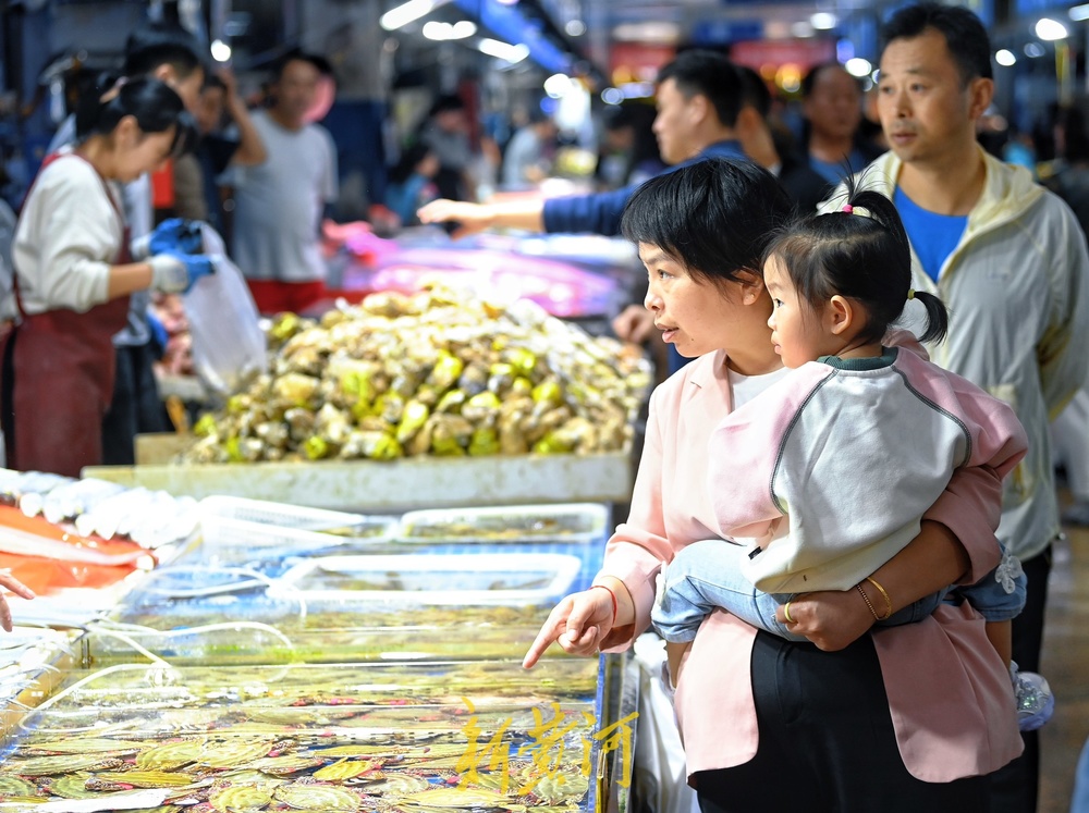 国庆中秋双节临近,济南海鲜市场一片繁忙