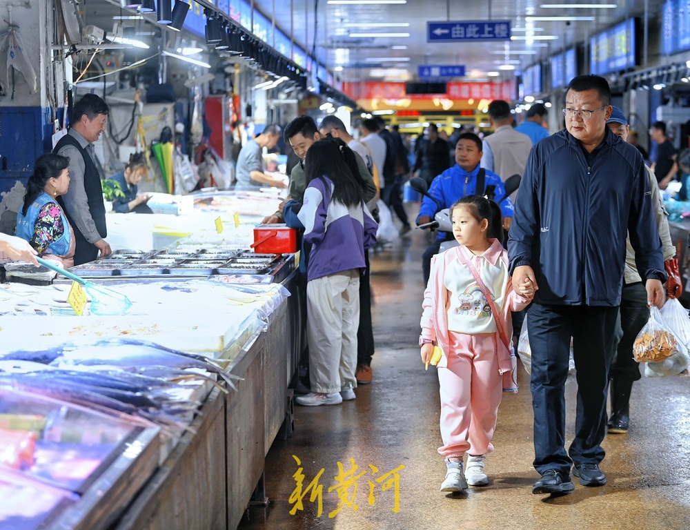 国庆中秋双节临近,济南海鲜市场一片繁忙