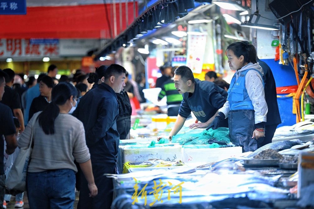 国庆中秋双节临近,济南海鲜市场一片繁忙