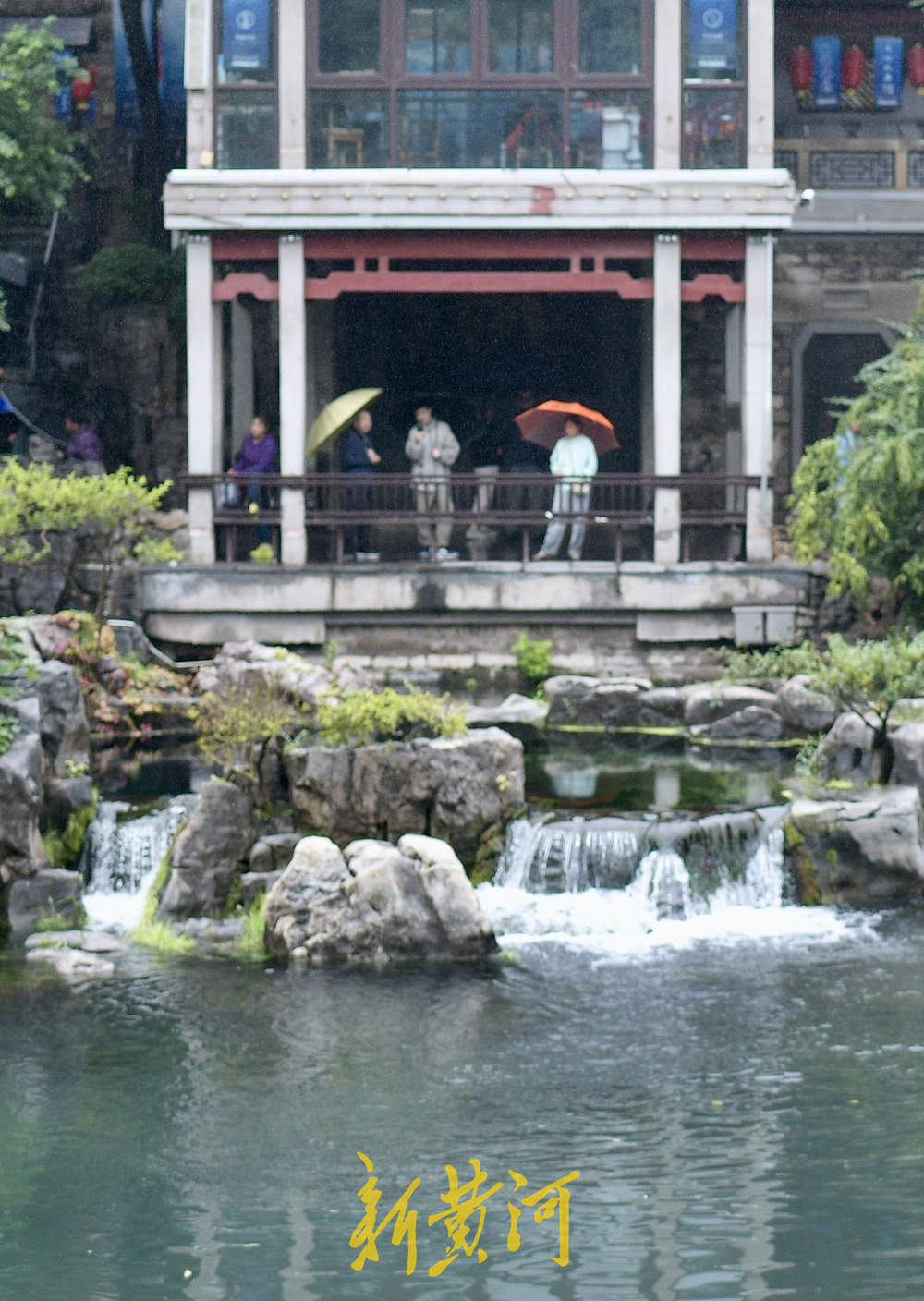 地下水位连涨,泉水漫出泉洞 ,现黑虎泉版“清泉石上流”