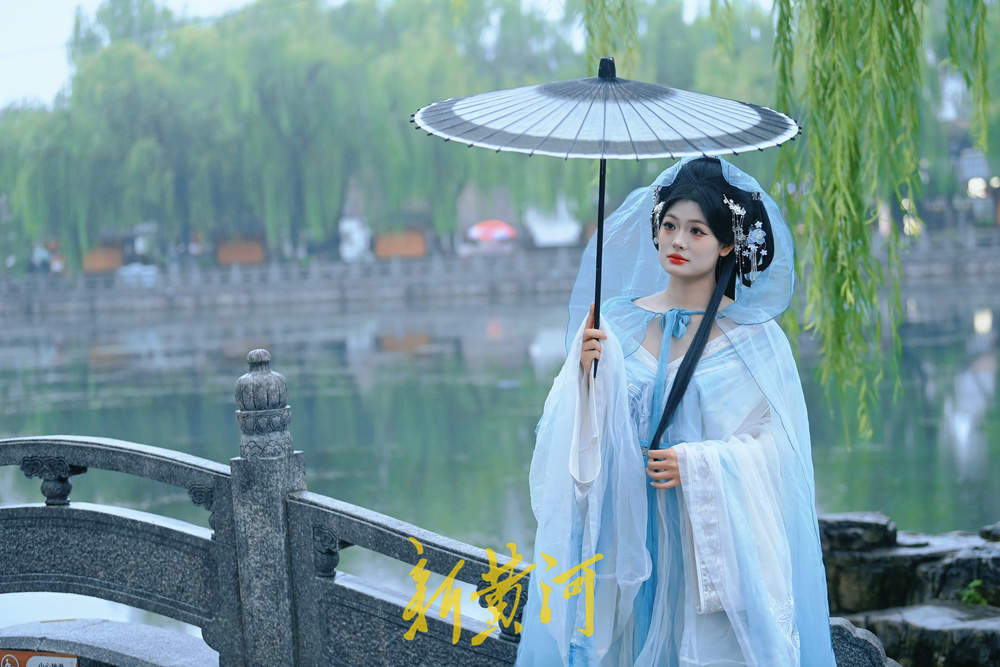 秋雨中，簪花姑娘漫步明府城感受泉城浪漫