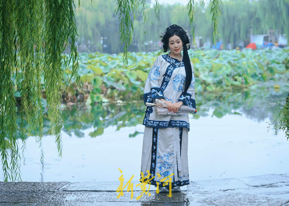 秋雨中，簪花姑娘漫步明府城感受泉城浪漫