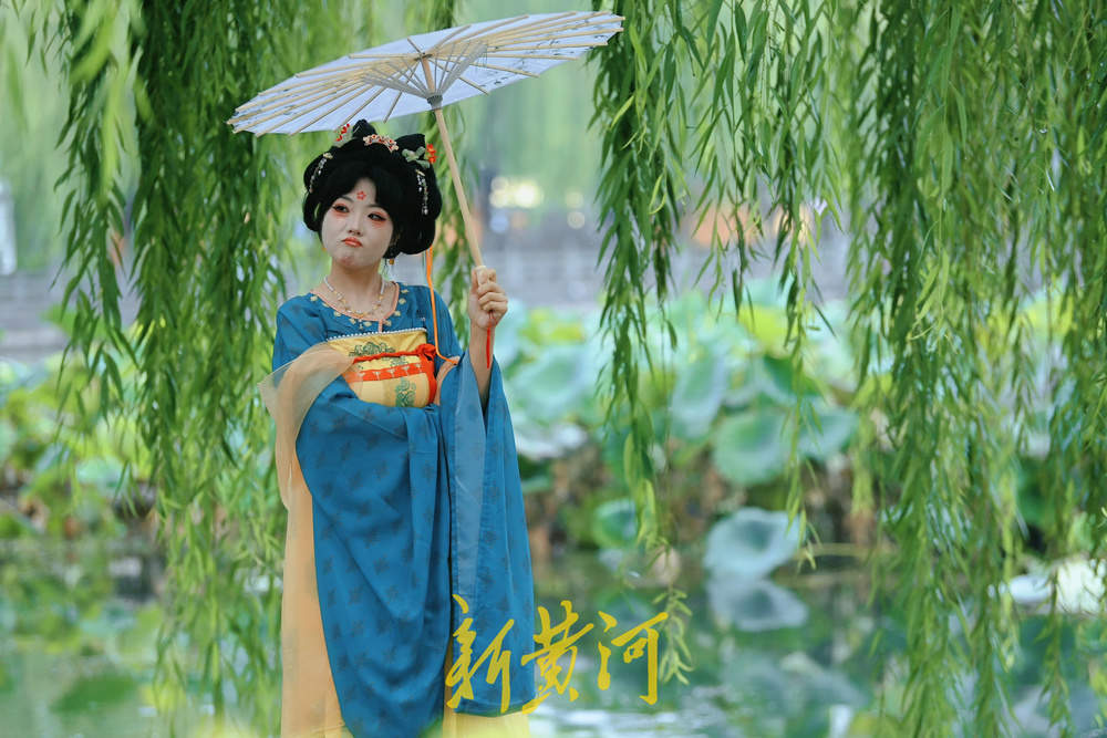秋雨中，簪花姑娘漫步明府城感受泉城浪漫