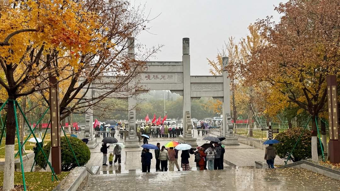 济南佛慧山：初冬木叶黄 山高雾沾衣