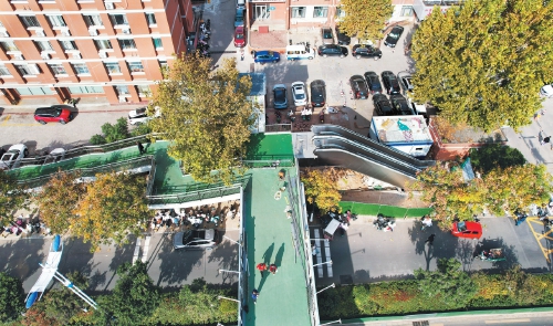 济南经十路两座过街天桥安装电梯 有扶梯,也有直梯有速度,更有温度