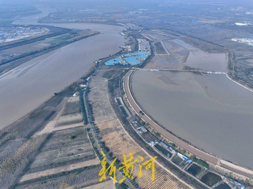 初冬暖阳下，济南鹊山水库沉砂池与黄河水相映成趣、风光如画