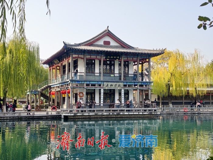 初冬时节,五龙潭公园色彩斑斓景致如画