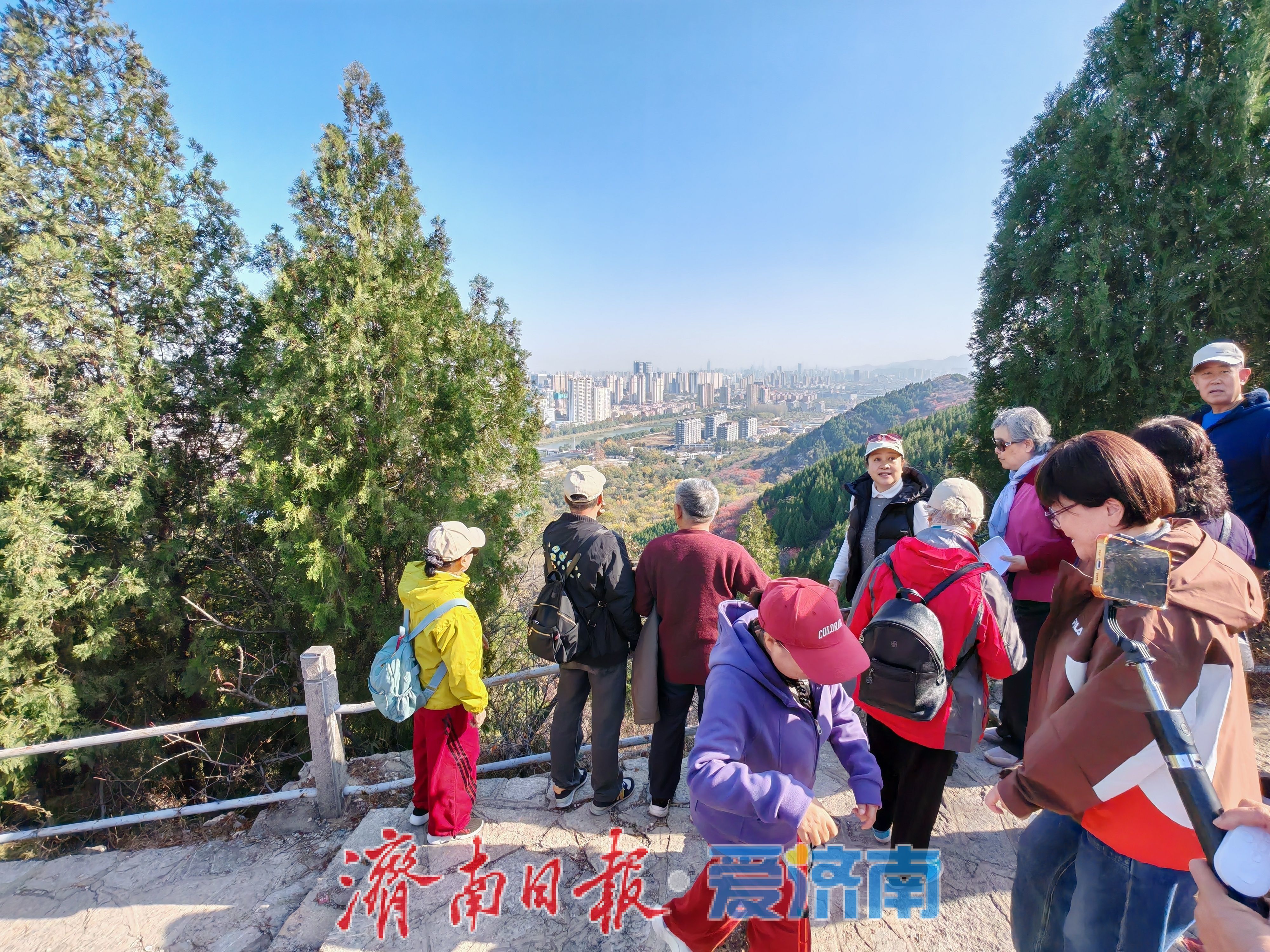 一年四季 泉在济南丨腊山冬日正当“红”