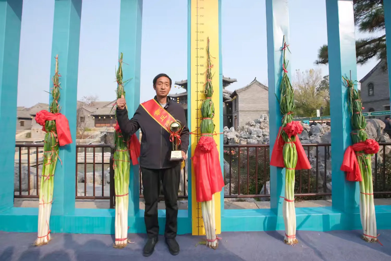 简篇-一棵葱“长”出35亿全产业链!