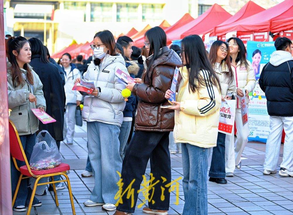 1.1万个岗位进校园 近6000名毕业生应聘