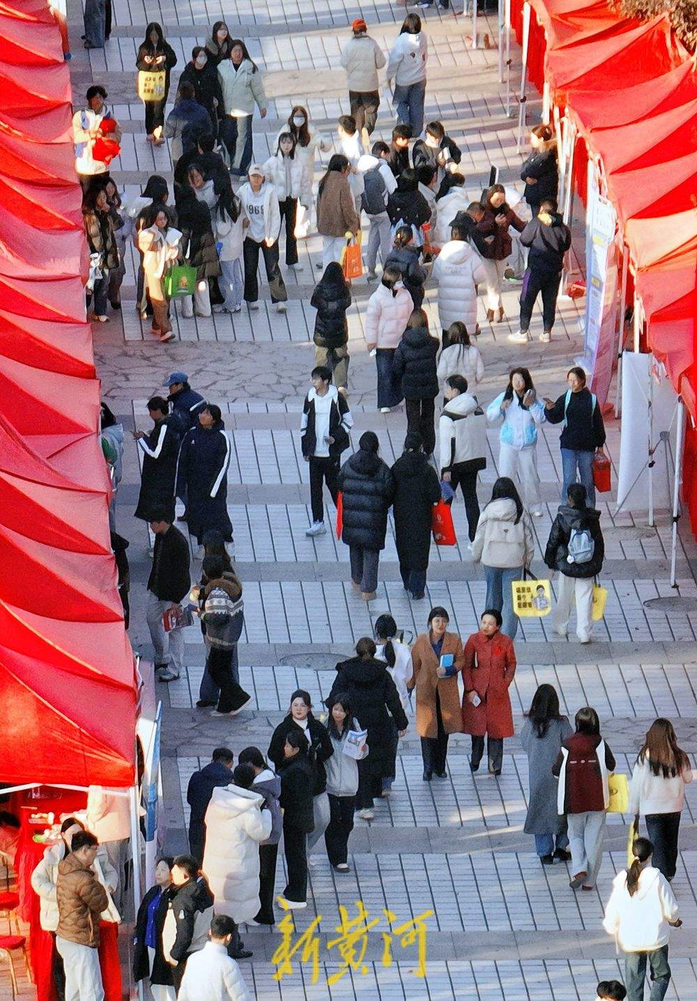 1.1万个岗位进校园 近6000名毕业生应聘