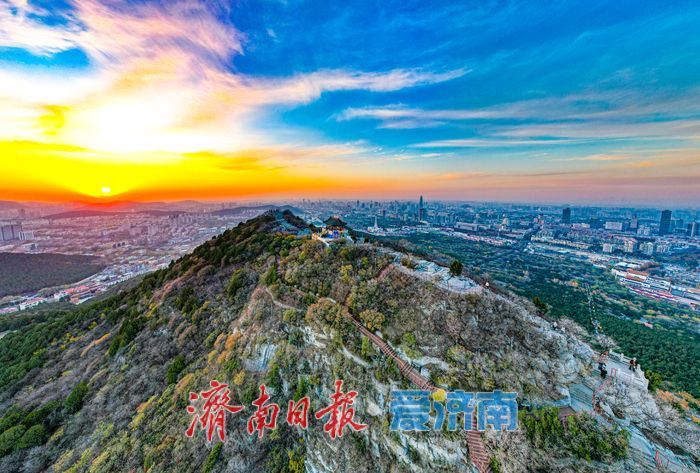 初冬千佛山绝美晚霞 落日余晖映天际