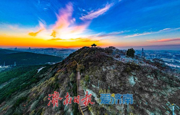 初冬千佛山绝美晚霞 落日余晖映天际