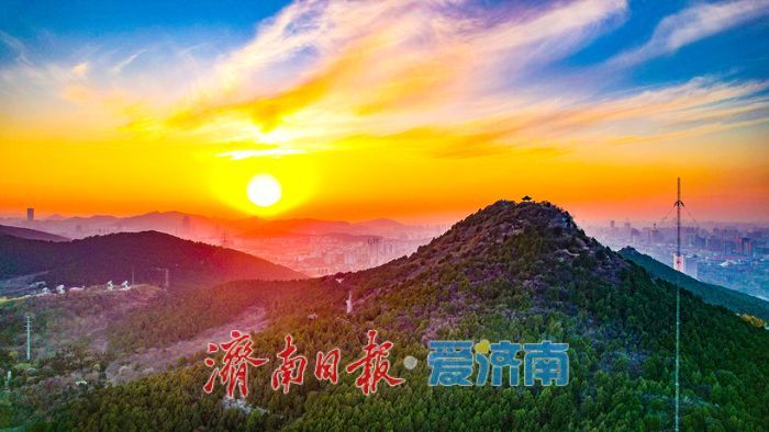 初冬千佛山绝美晚霞 落日余晖映天际