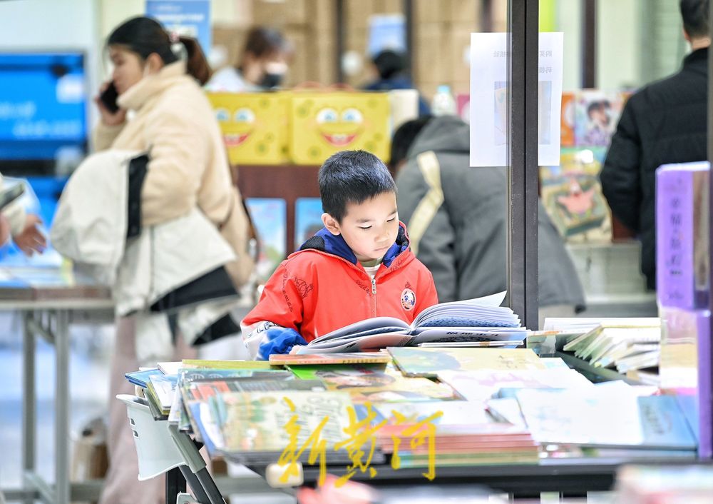 周末遇上济南书市 现场多是“小书虫”