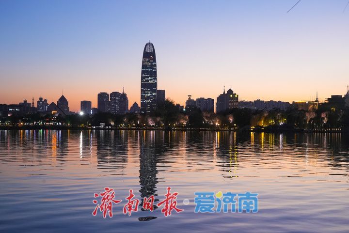 大明湖冬日晚照，老城新韵绘就泉城暮色