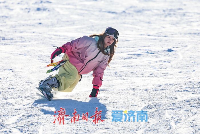 探访济南金象山冰雪消费季开板盛况 点燃泉城“冰雪热”