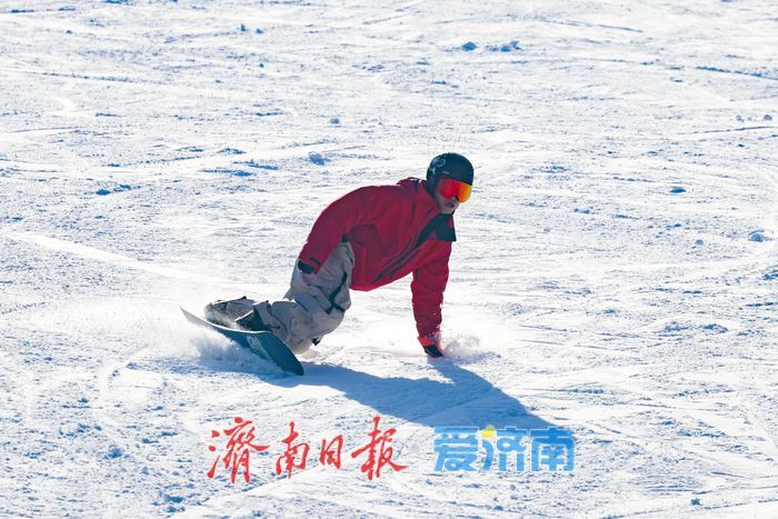 探访济南金象山冰雪消费季开板盛况 点燃泉城“冰雪热”