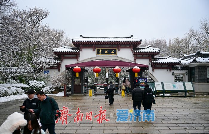 雪后五龙潭银装素裹 游客流连赏景