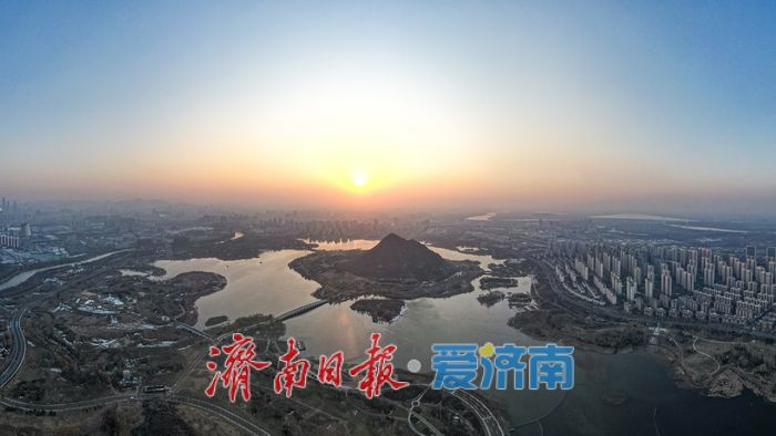 一年四季 泉在济南丨湖映霞光，醉美华山