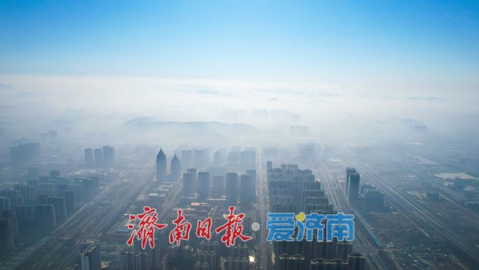 一年四季 泉在济南|高楼藏云海 泉城现平流雾景观