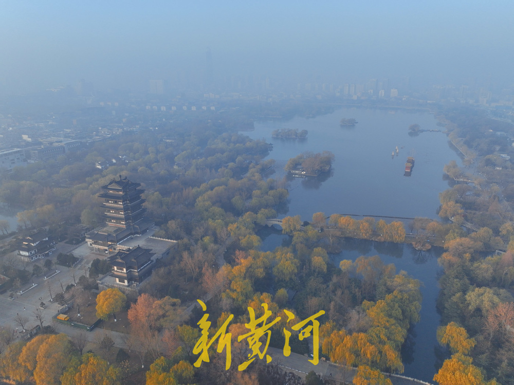 济南冬日晨雾绘就水墨明湖