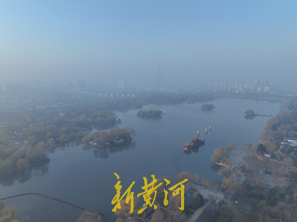 济南冬日晨雾绘就水墨明湖