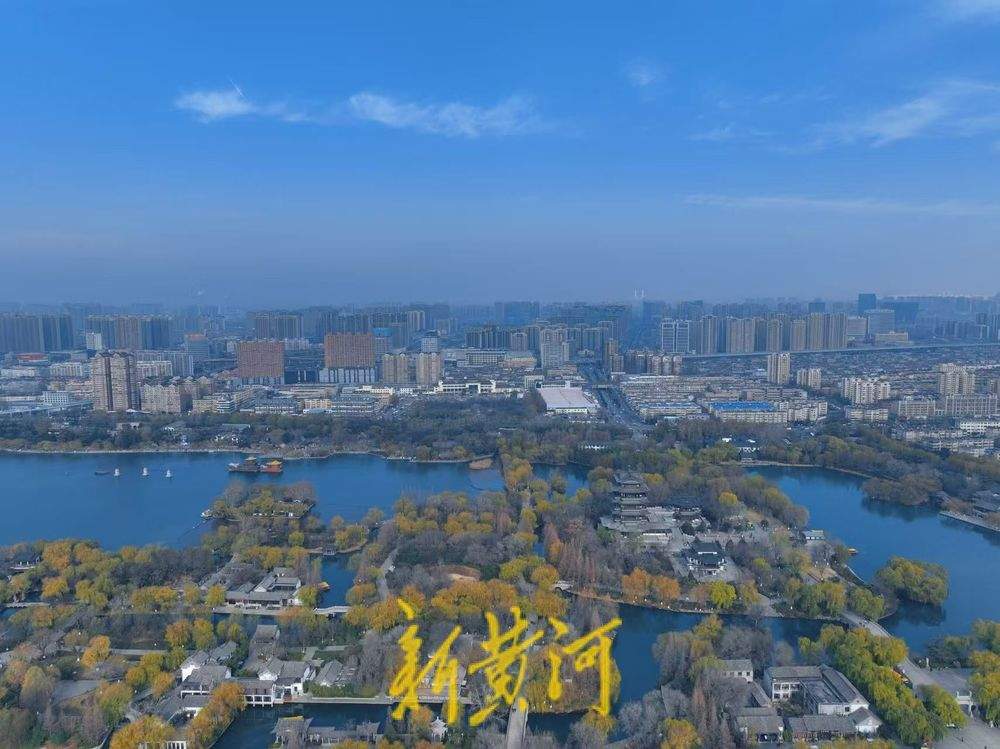 泉城风吹雾散，大明湖畔“水天一色”