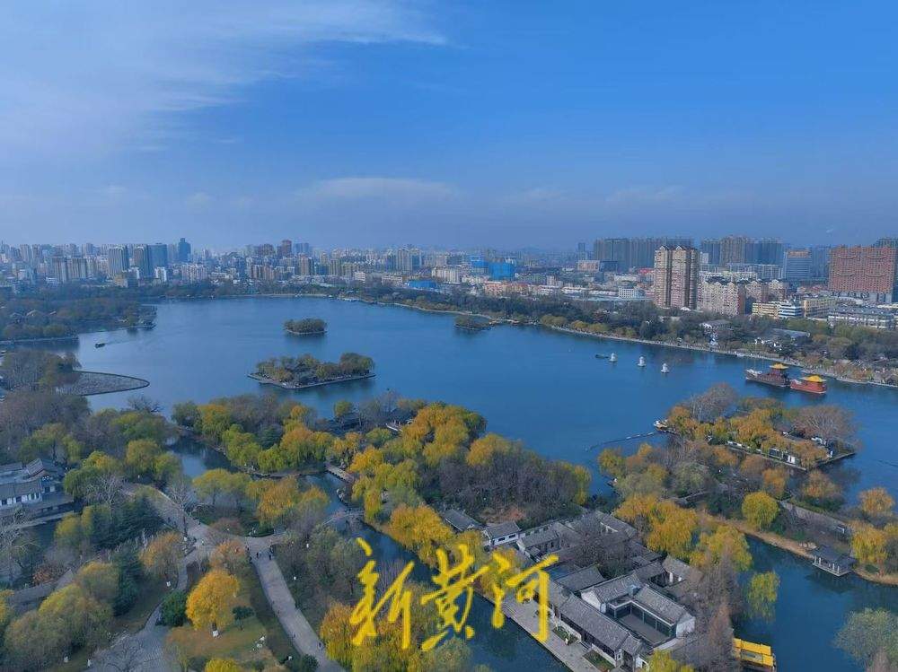 泉城风吹雾散，大明湖畔“水天一色”