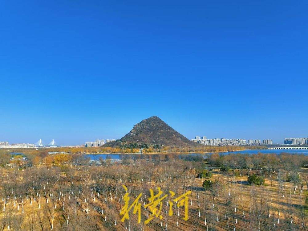 冬至迎来“泉城蓝” 济南华山湖水天一色相映生辉