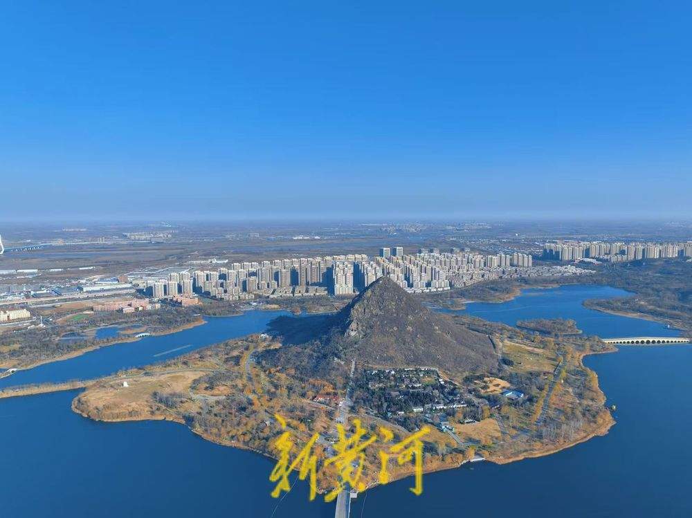 冬至迎来“泉城蓝” 济南华山湖水天一色相映生辉