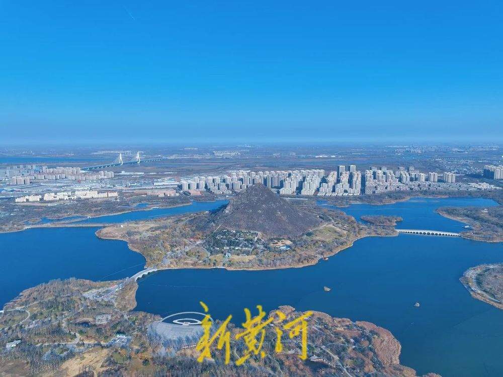 冬至迎来“泉城蓝” 济南华山湖水天一色相映生辉