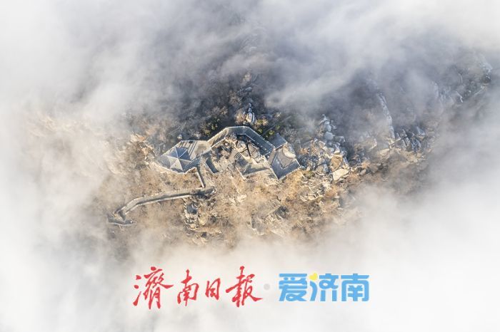 冬日华山迎来云海景观，缥缈景致引人入胜