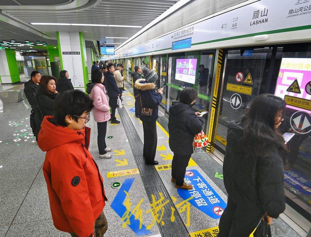 周一早高峰，济南地铁新线路客流平稳有序