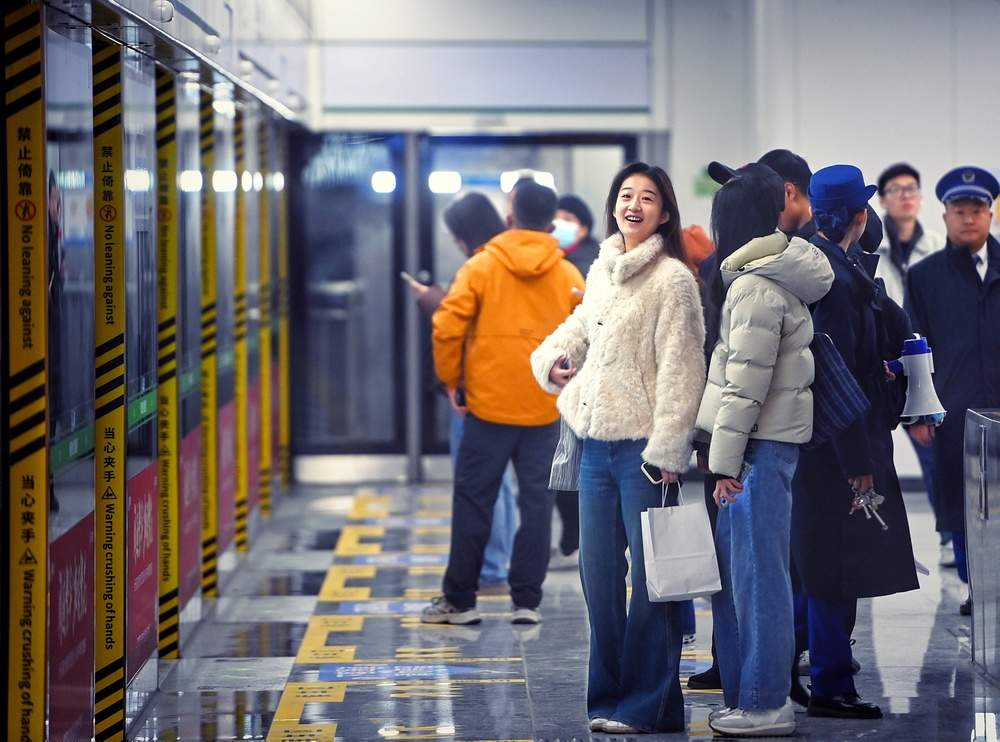 周一早高峰，济南地铁新线路客流平稳有序
