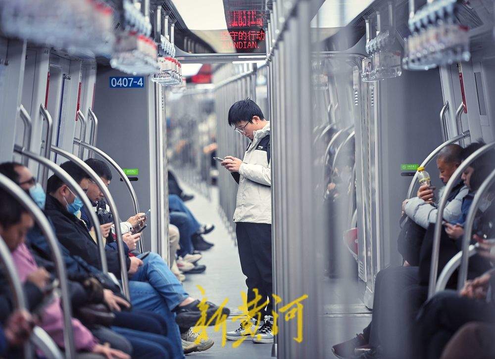 周一早高峰，济南地铁新线路客流平稳有序