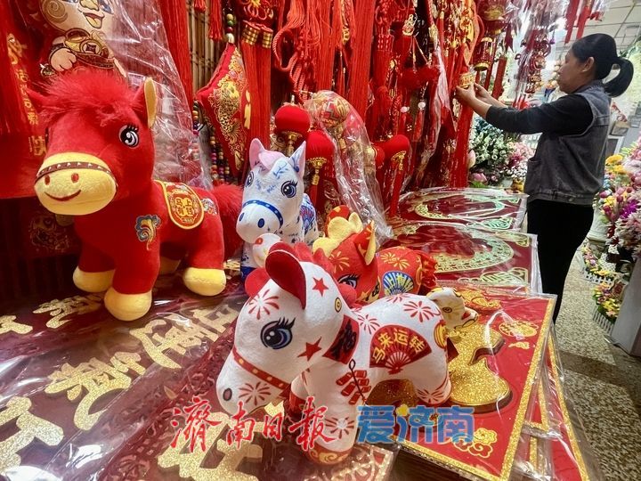 济南市场新年氛围渐浓 生肖饰品受青睐