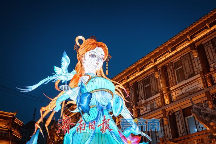 济南大观园花灯点亮夜色， 国潮光影盛宴迎元旦