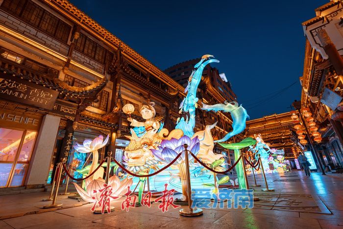 济南大观园花灯点亮夜色， 国潮光影盛宴迎元旦