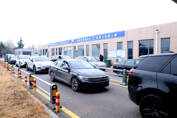 元旦节后首日济南车辆挂牌3458辆，达正常工作日业务量三倍，车管部门提醒