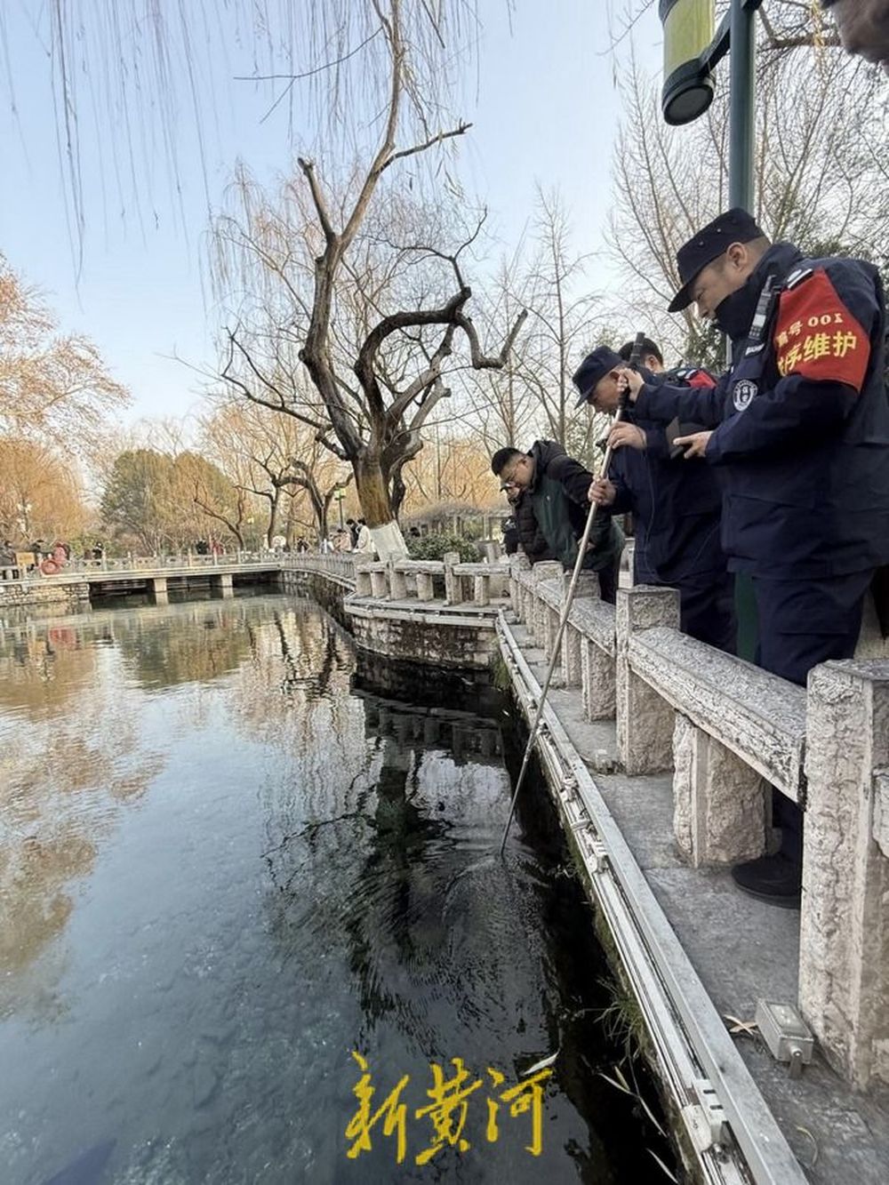 一枚珍稀古币掉进趵突泉旁泉池！“水下侦探”助力15分钟捞出