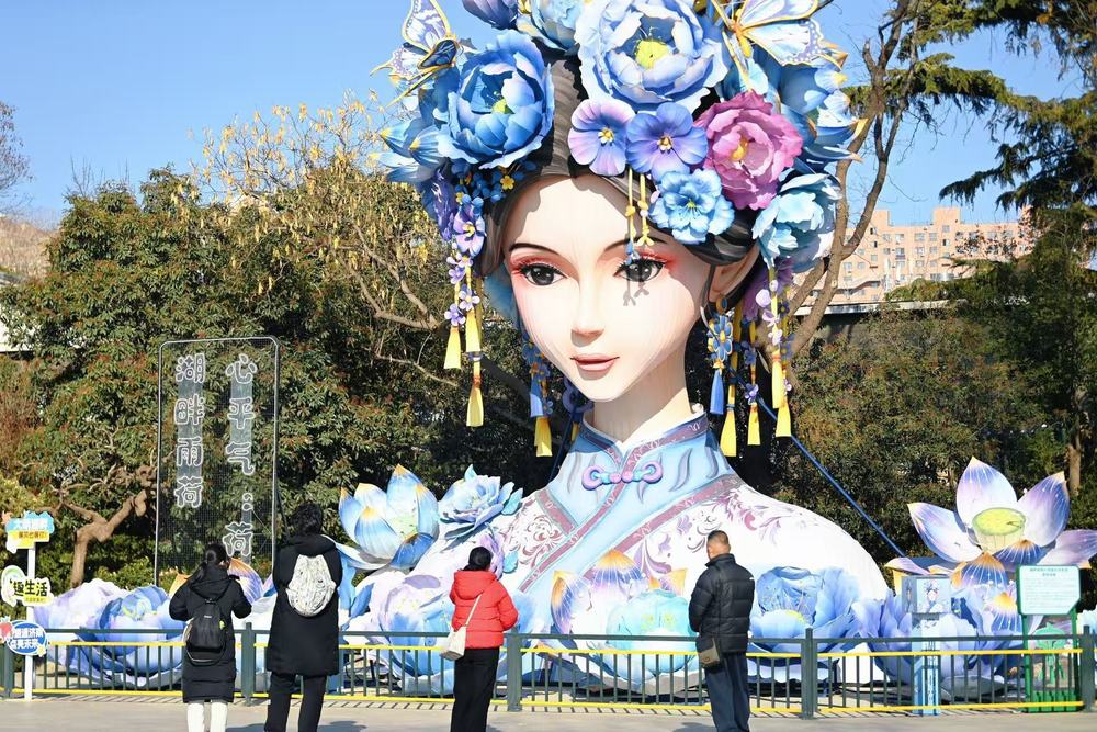 济南“湖畔雨荷2.0”热度不减，游客争相打卡拍照