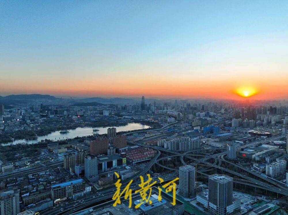 深冬霞光映泉城