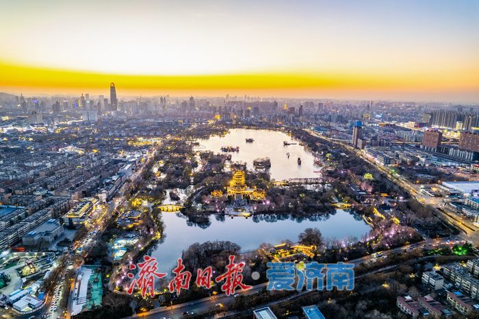 寒冬夜难挡打卡热,大明湖超然楼亮灯温暖泉城