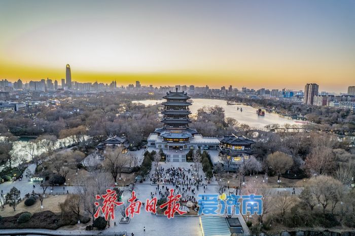 寒冬夜难挡打卡热,大明湖超然楼亮灯温暖泉城