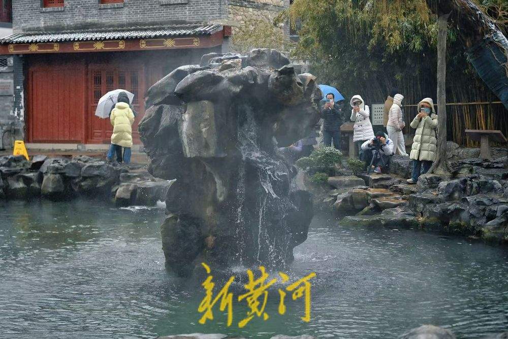 雪中泉城千泉竞涌 月牙飞瀑胜景醉人