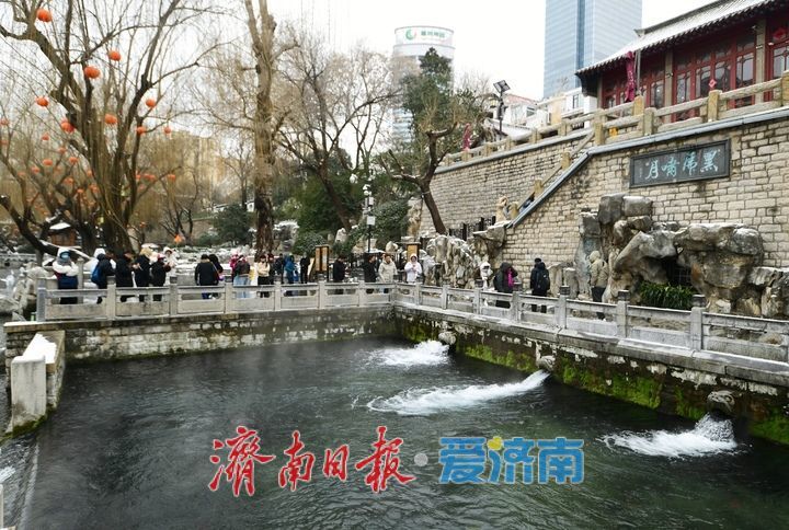 一年四季 泉在济南丨云雾润蒸，雪后济南护城河云雾缭绕宛如仙境