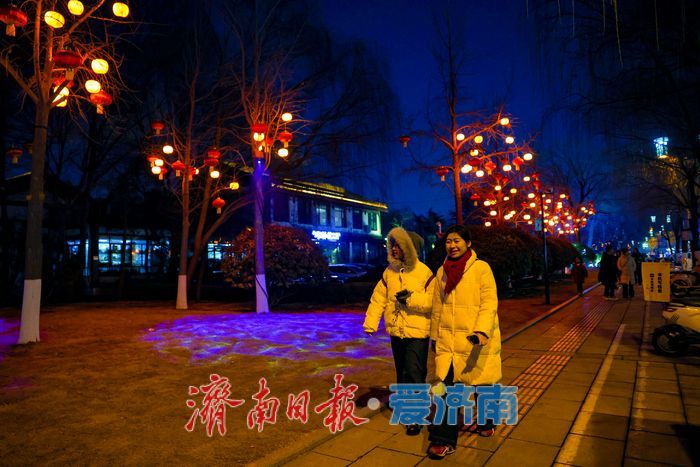 红灯笼缀满明湖岸 泉城夜色年味浓